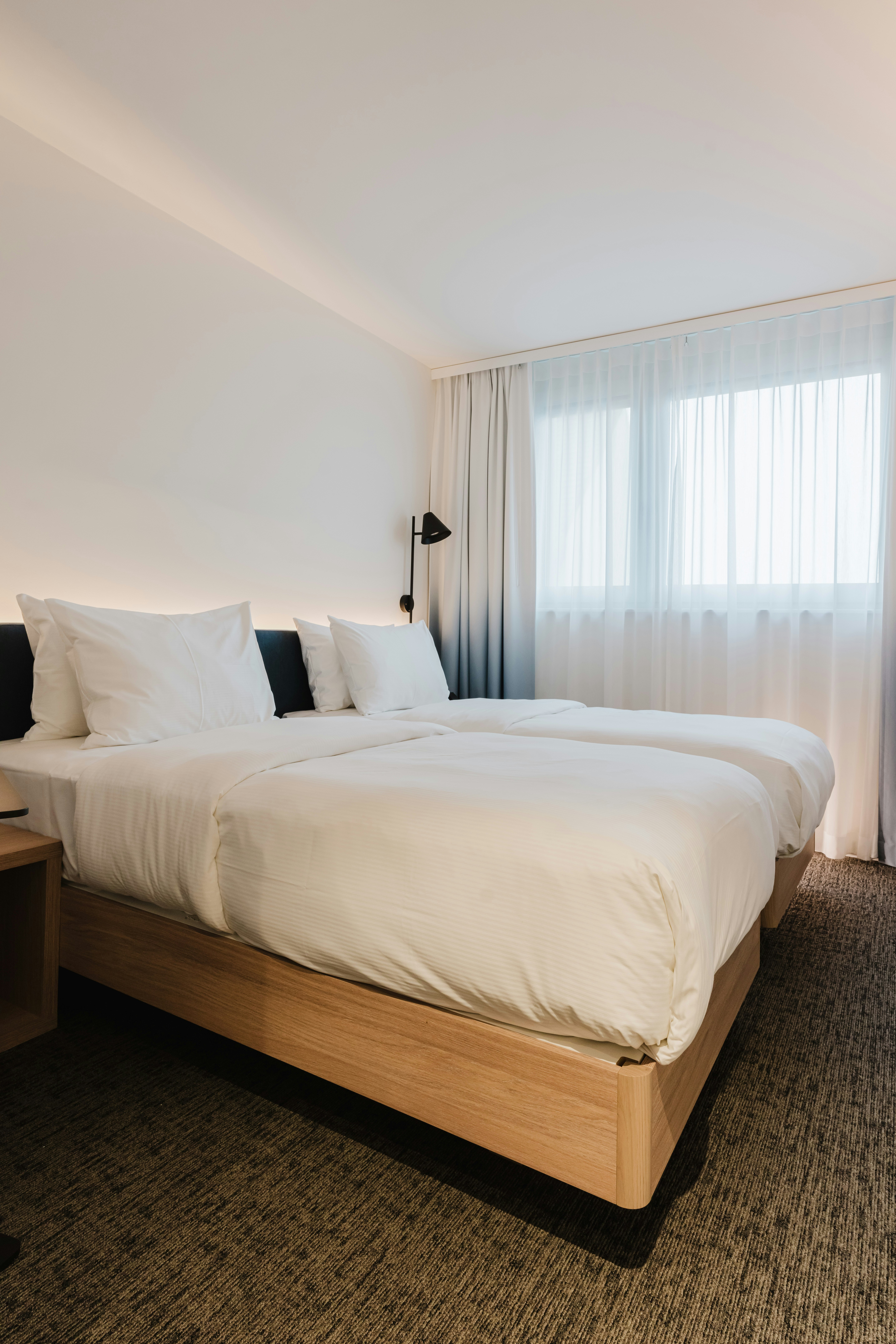 ROOM, TWIN BEDS
