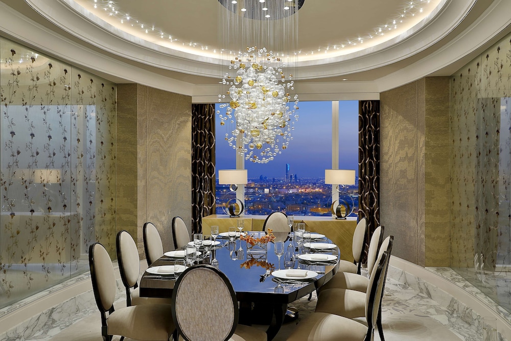 فندق هيلتون الرياض والشقق الفندقيه(Hilton Riyadh Hotel & Residences) 68/82