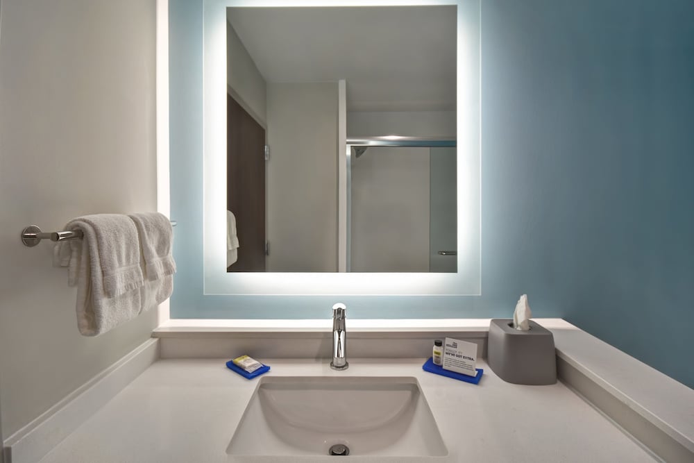 غرفة قياسية بسريرين كوين بحوض استحمام لذوي الإعاقة، Holiday Inn Express Suites Galveston Beach 4/4