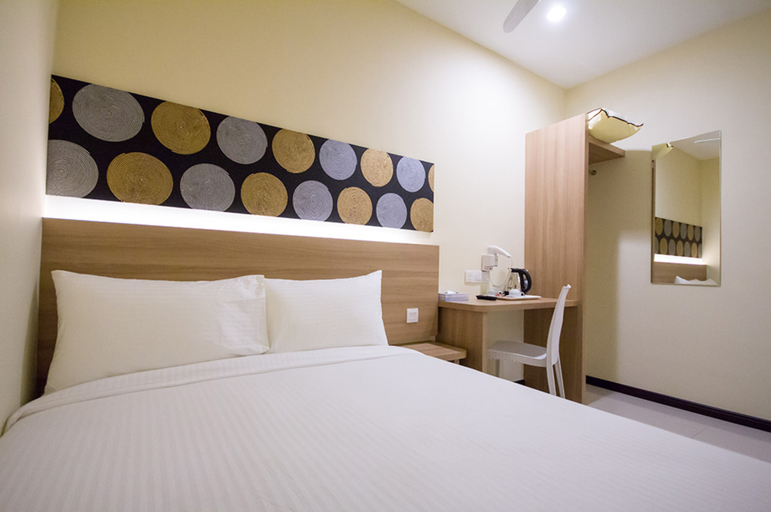 غرفة بسرير مزدوج