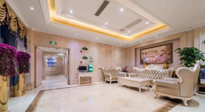 Vienna Hotel (Chongqing Shiqiaopu Metro Station) 40/58