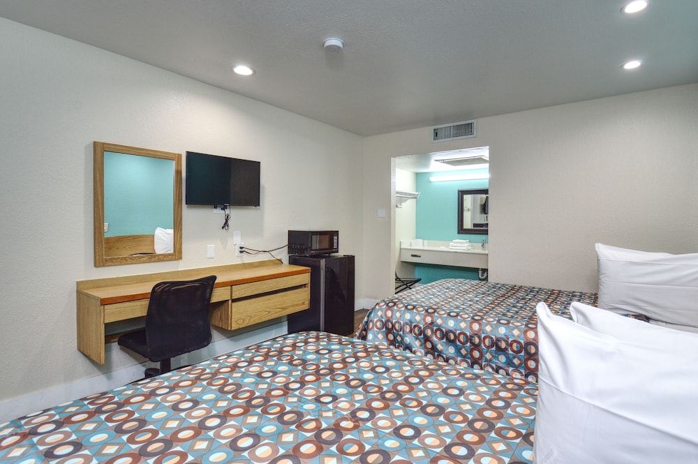 Room, Single, 2 Double Beds, Accessible