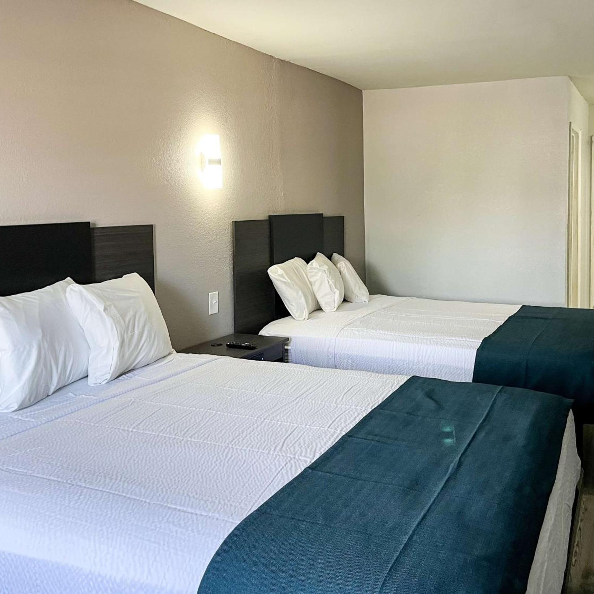 2 Queen Beds - Non-Smoking, Micfridge