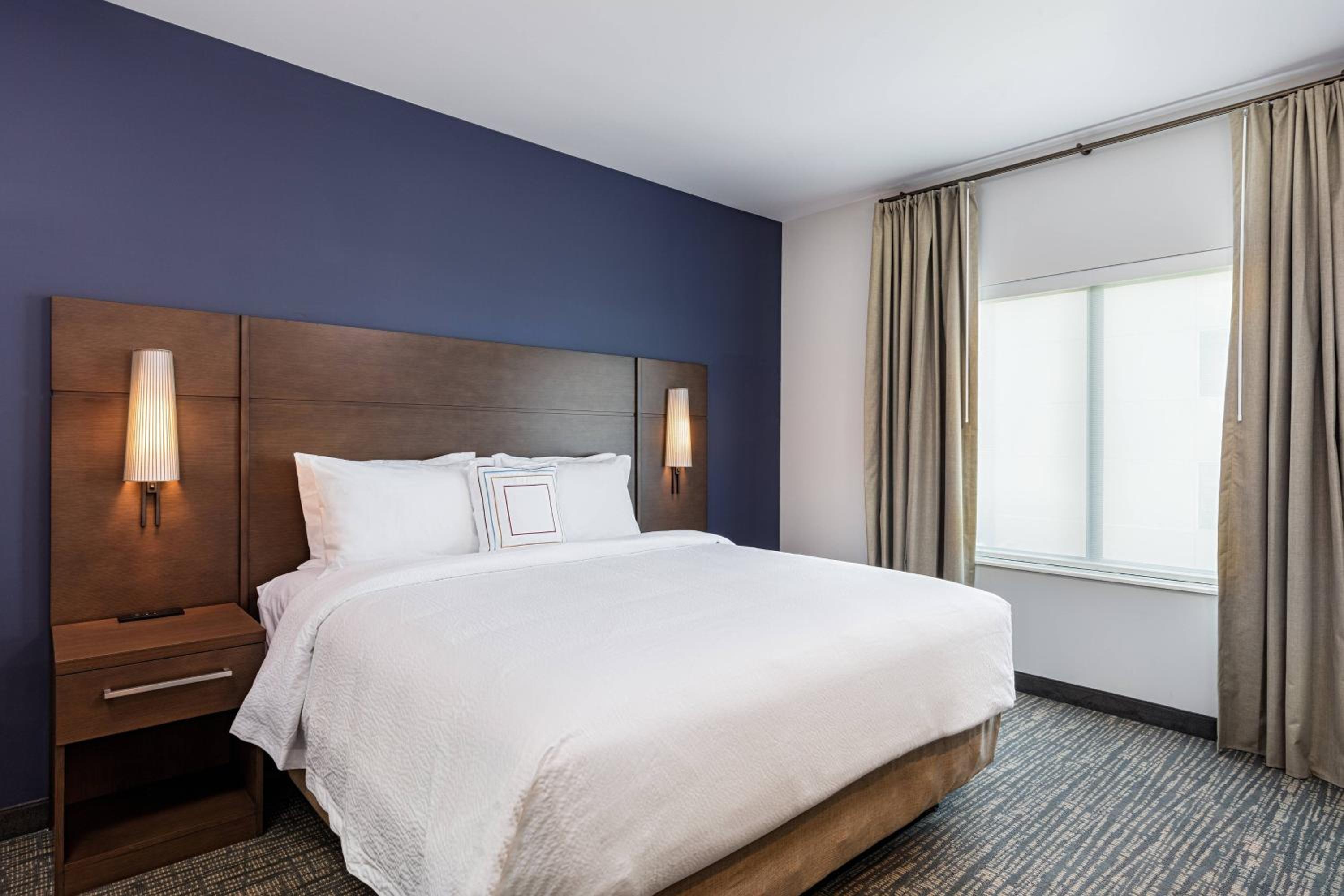 1 Bedroom, Suite, King Bed, City View, Sofa