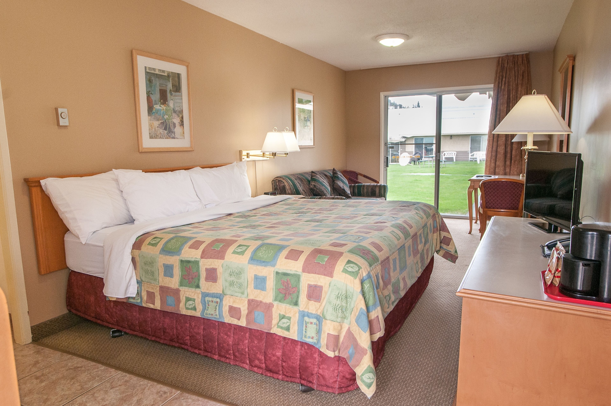 STANDARD, QUEEN BED