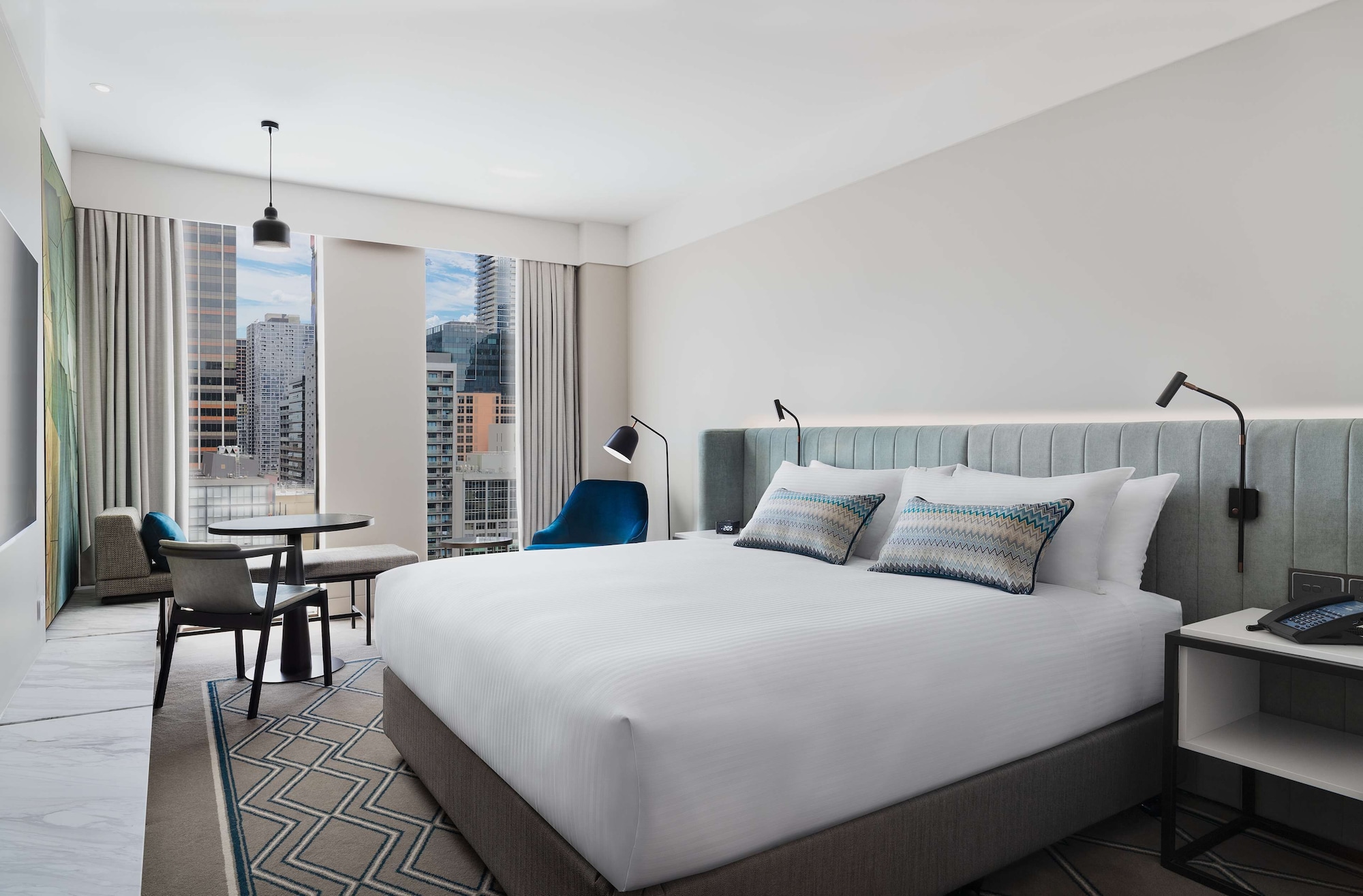 DELUXE, KING BED