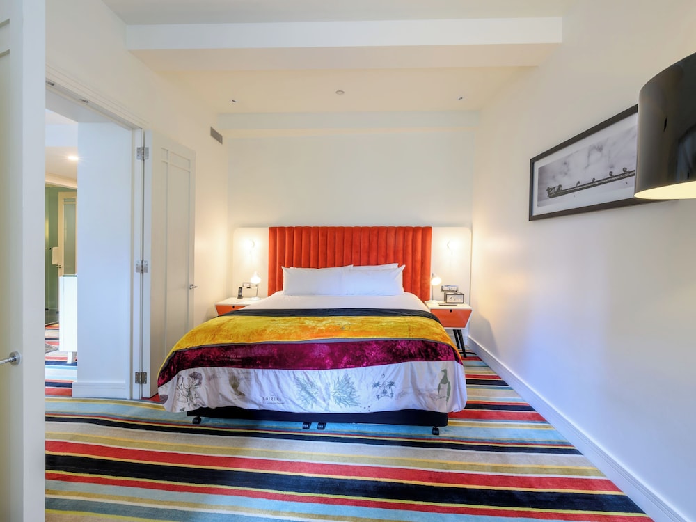 DELUXE, SUITE
