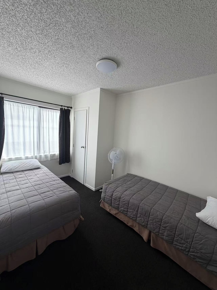 Grosvenor Motor Inn 13/50