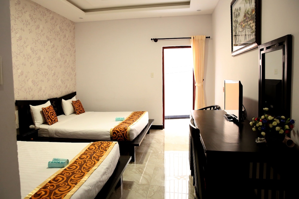 ROOM, QUADRUPLE