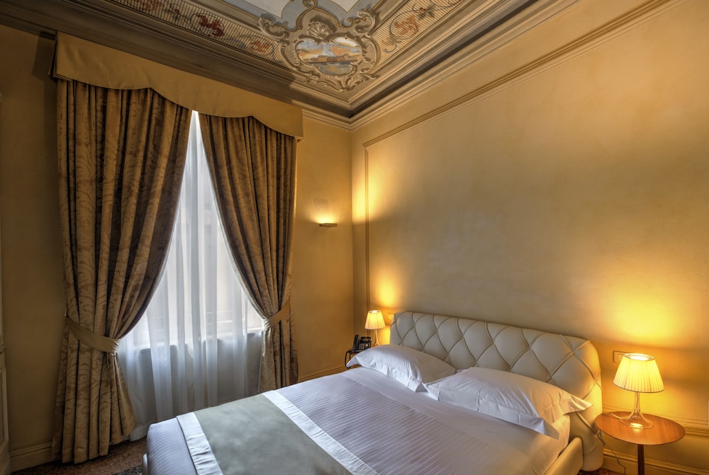 ROYAL, SUITE