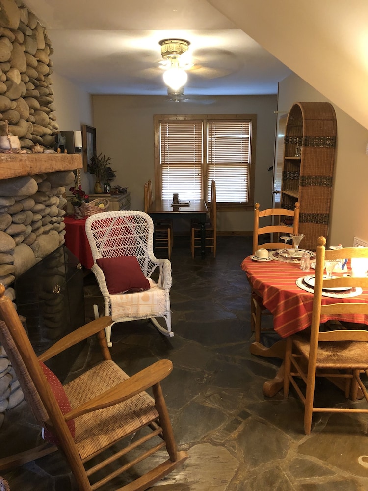 Evergreen Cottage Inn & Cabins 12/38