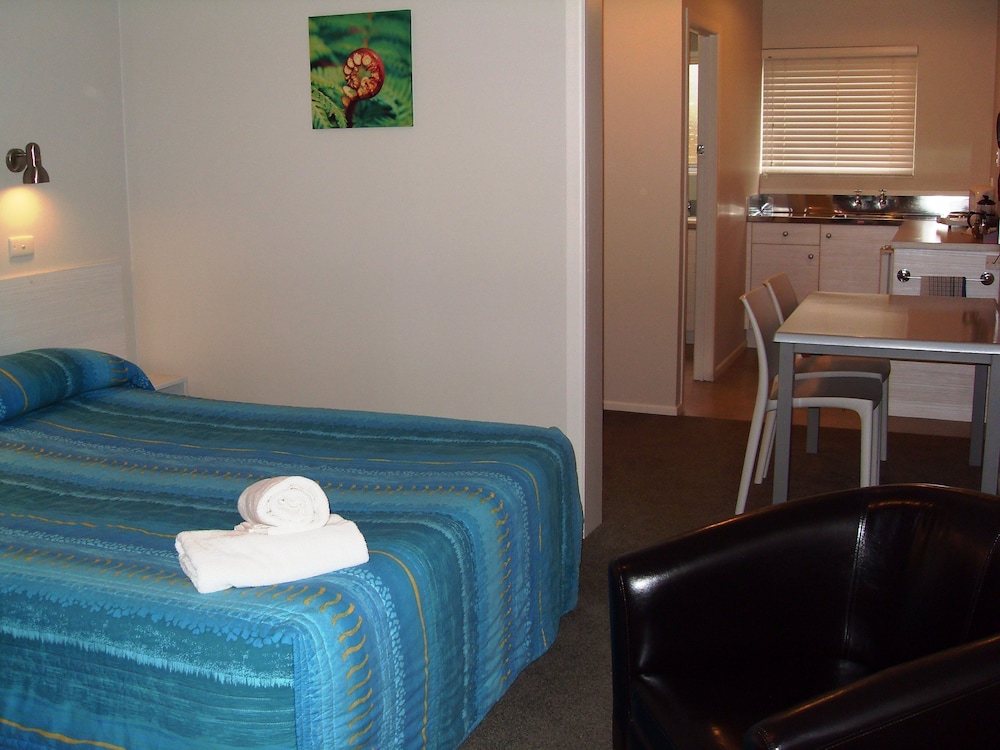 Averill Court Motel 16/63