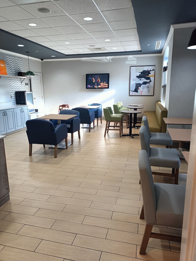 Comfort Inn & Suites Virginia Beach - Norfolk Airport 20/28