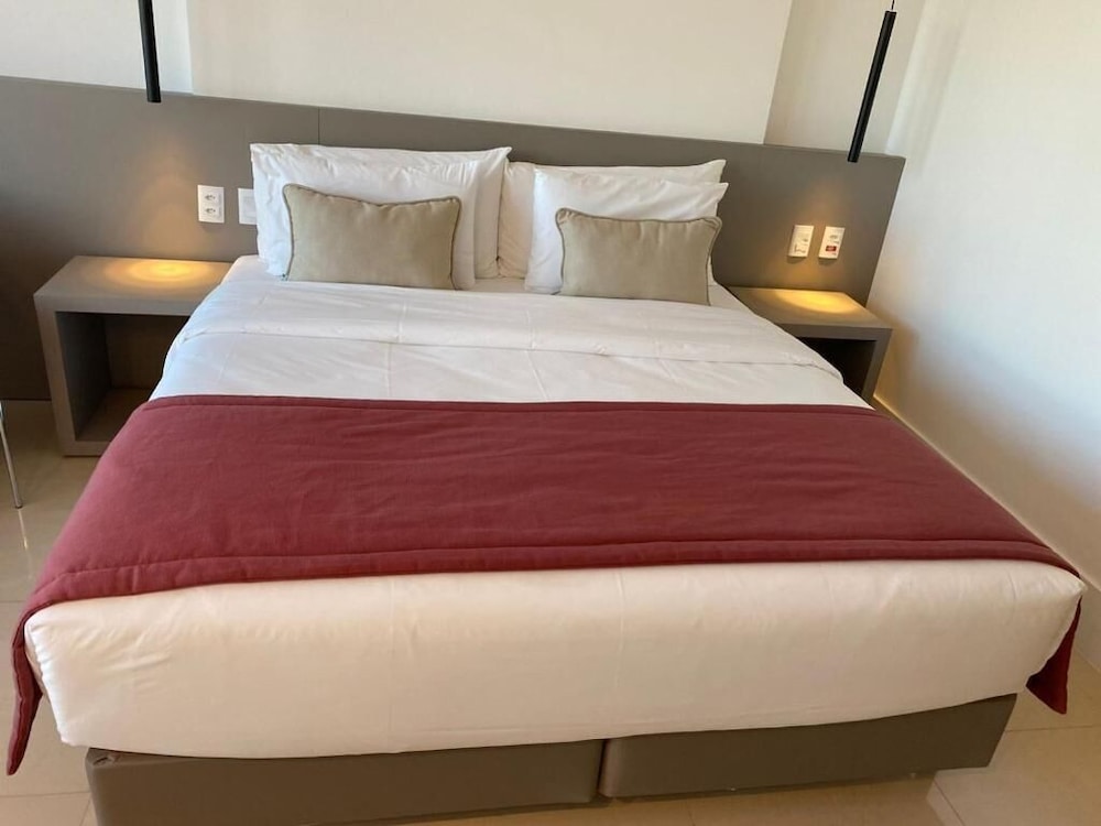 EXECUTIVE, QUEEN BED