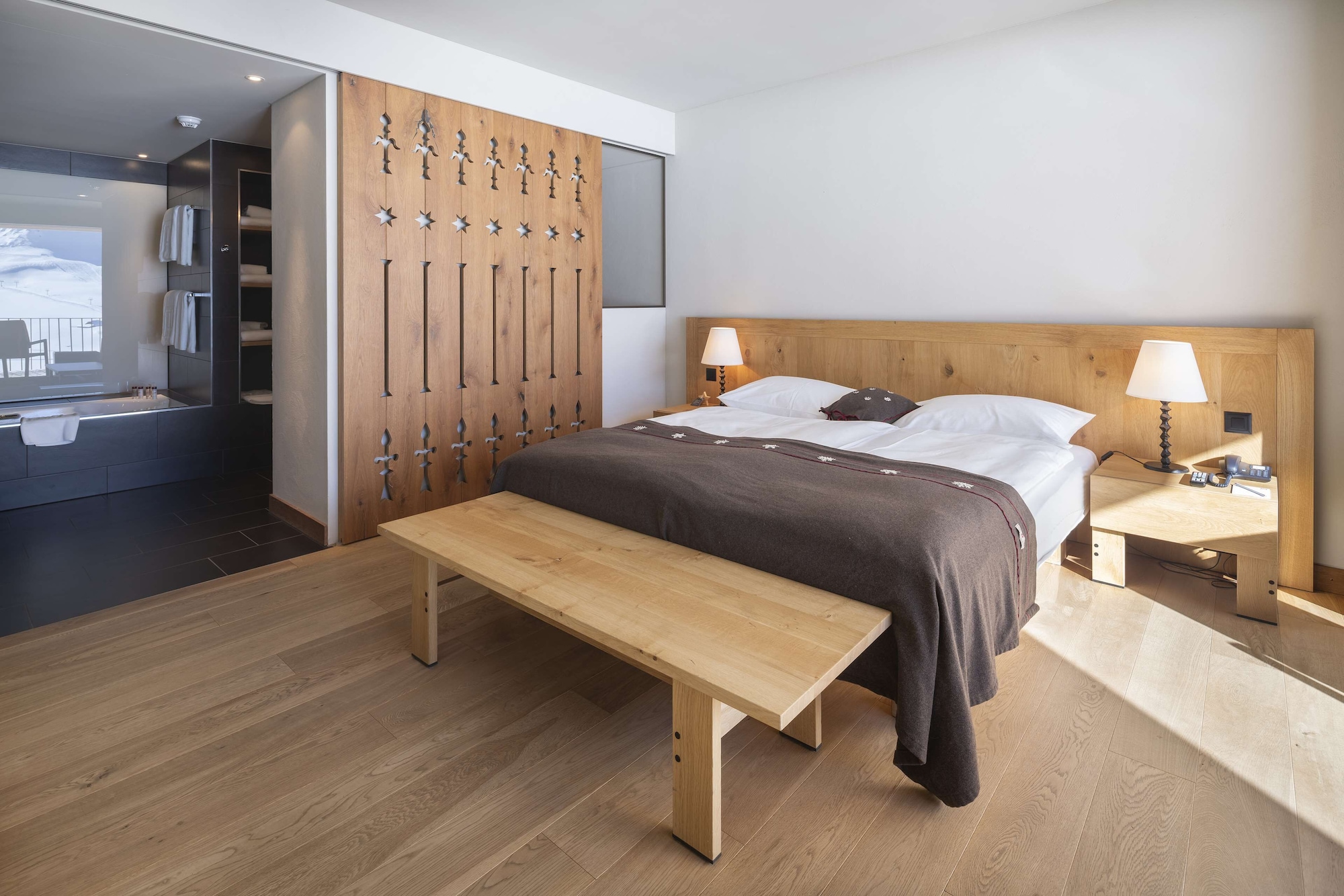 غرفة بسرير مزدوج بإطلالة على الجبل، Frutt Resort 4/5