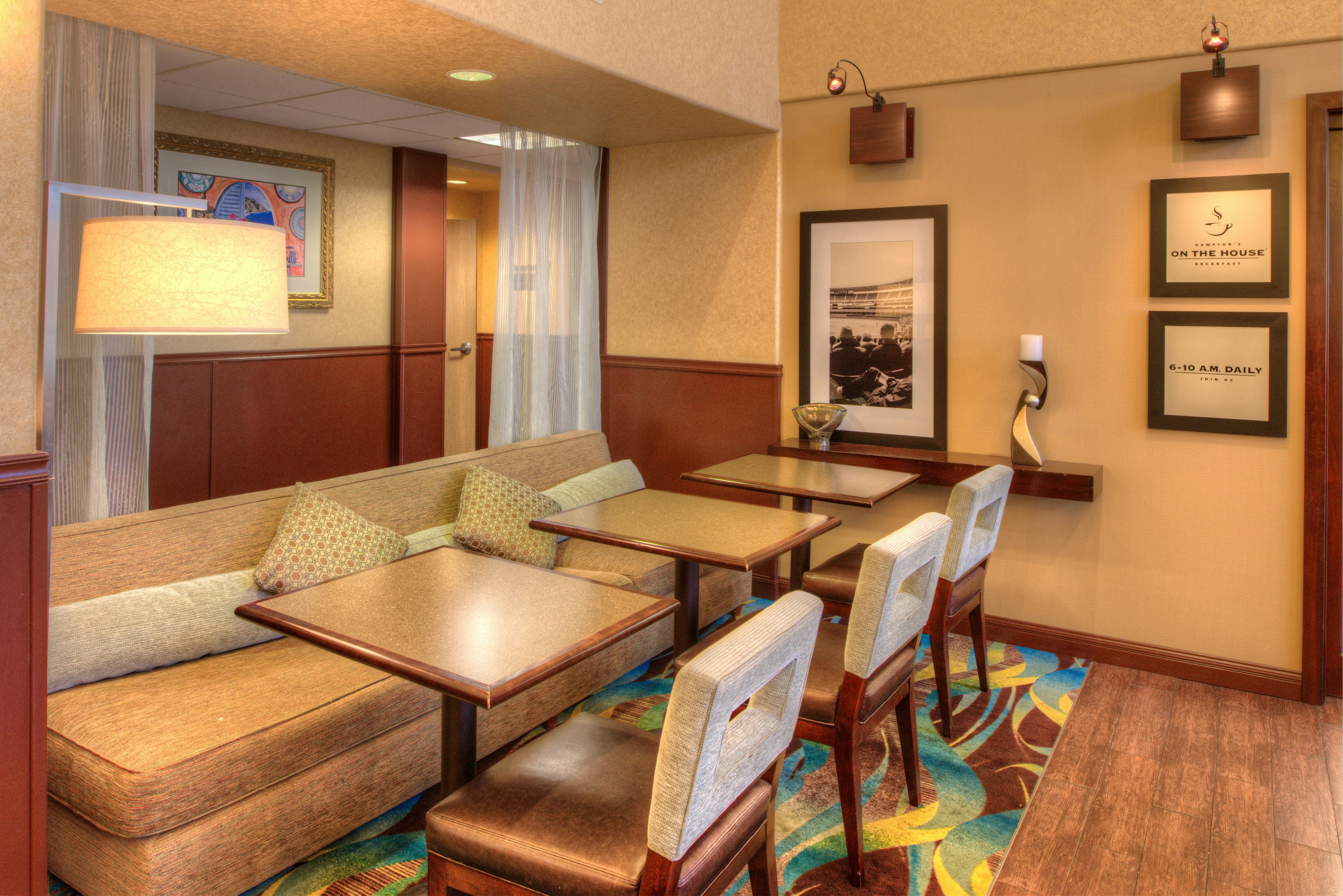 Hampton Inn Suites Ontario 28/60