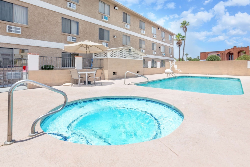 Super 8 by Wyndham Lake Havasu City 13/15