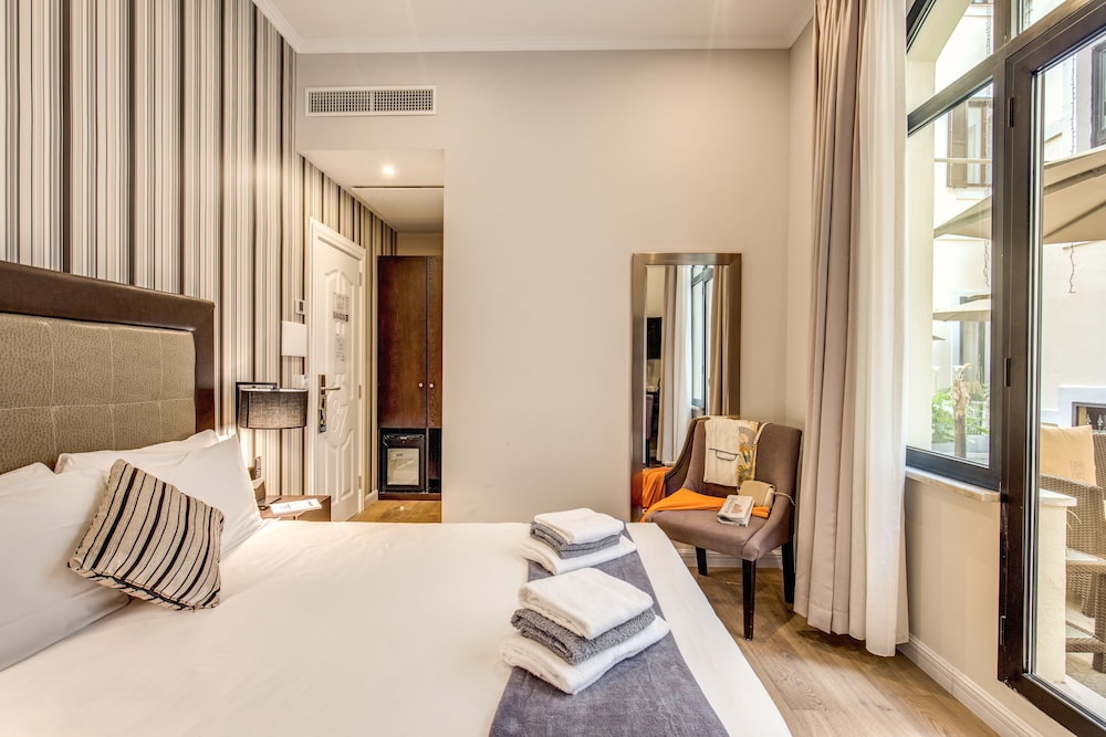 Hotel 87 Eighty-seven 28/72