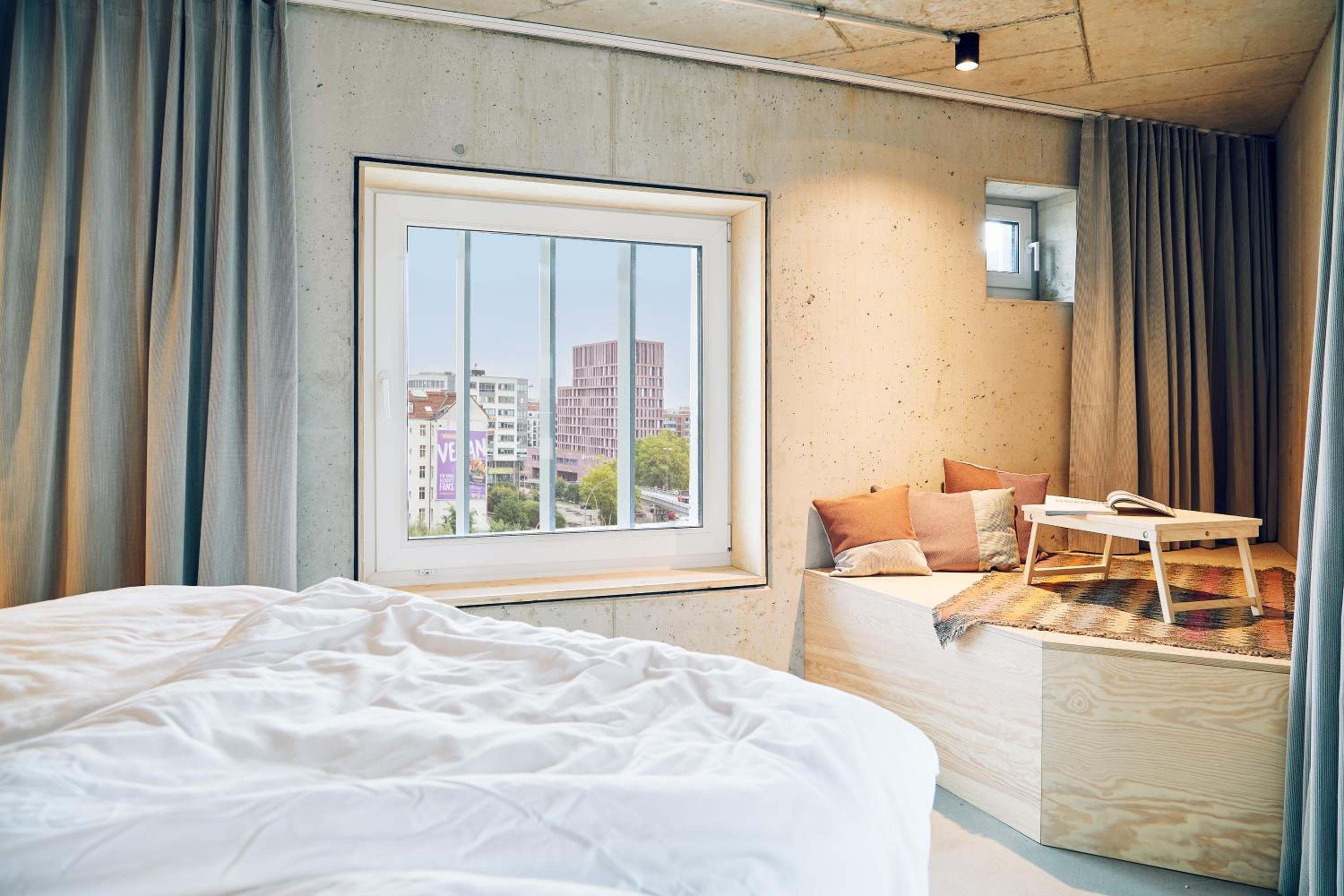 DELUXE, DOUBLE BED