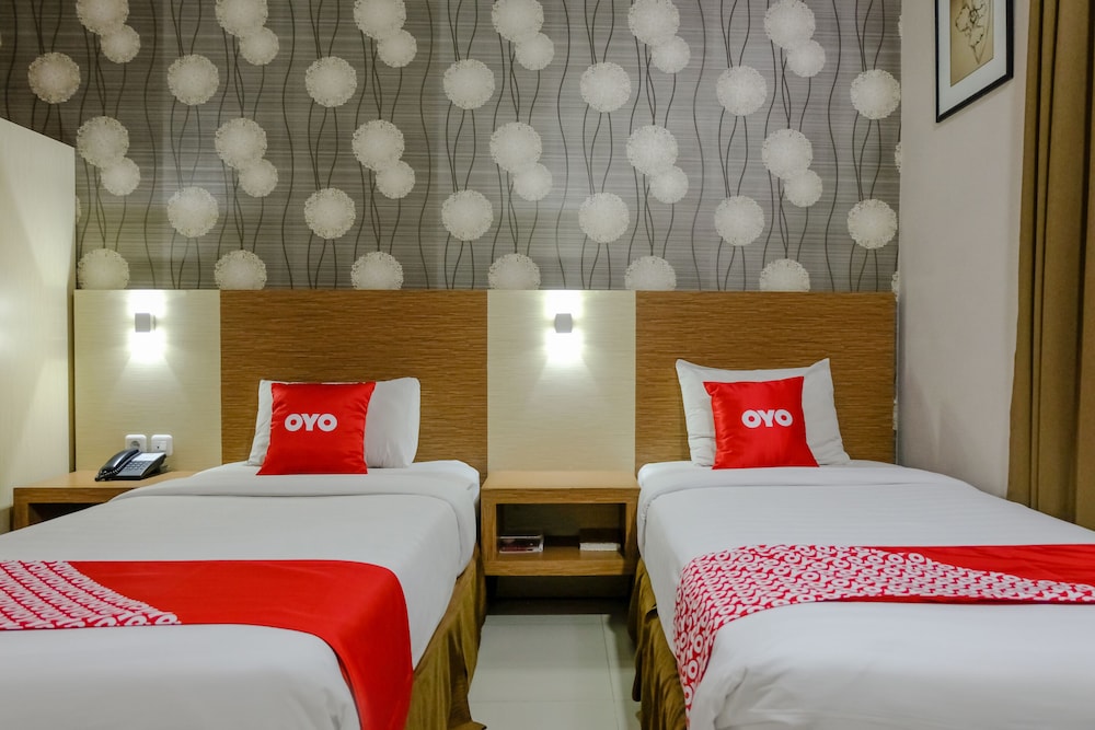 SUPER OYO Townhouse OAK Series Style Hotel Jember 5/21
