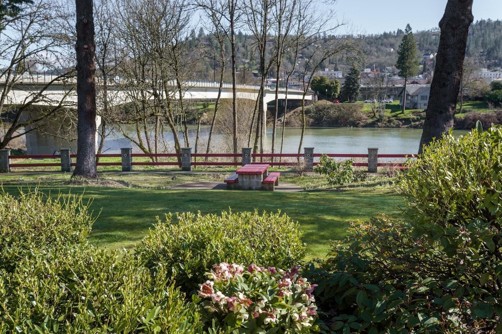 Riverfront Inn Roseburg 57/72