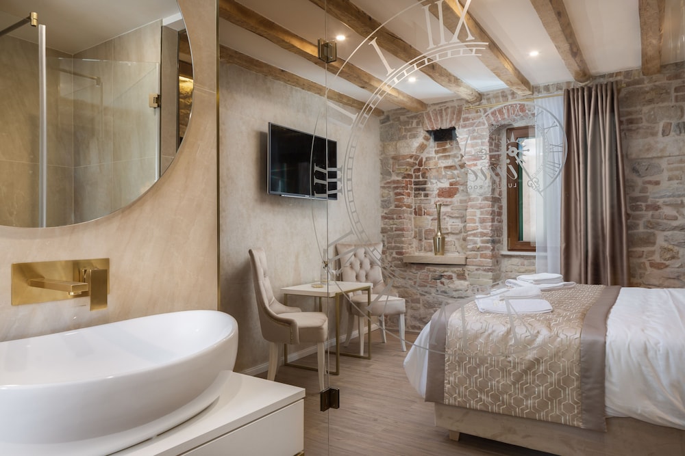 Le Premier Luxury Rooms 29/43