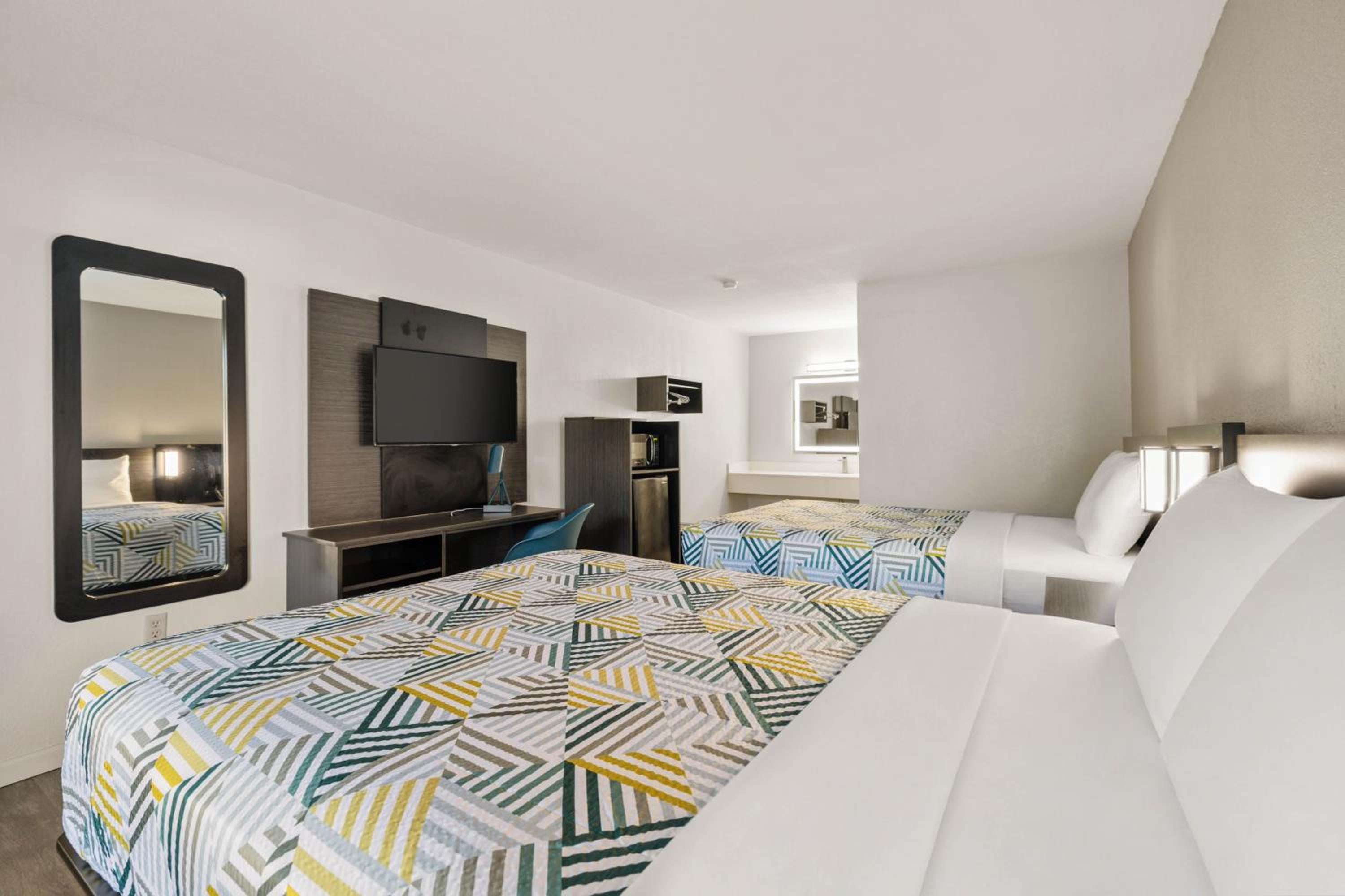 2 Queen Beds Non-Smoking, Micfridge، Motel6 Mccomb Ms 14/16