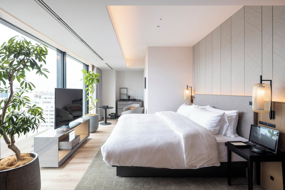 Premier, King Bed, City View