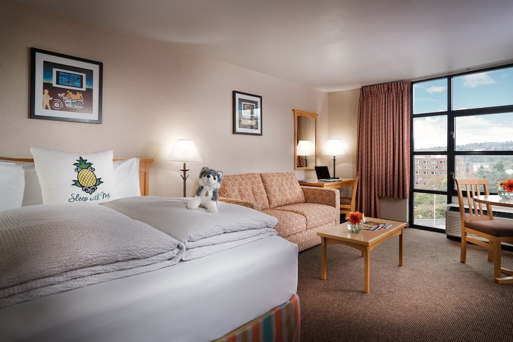 Staypineapple, University Inn, University District Seattle 6/52