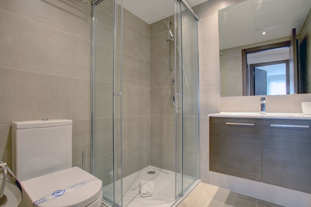 3 Bedrooms, Deluxe, Apartment, 1 Queen and 4 Single Beds, Aqua Apartments Marbella 4/5