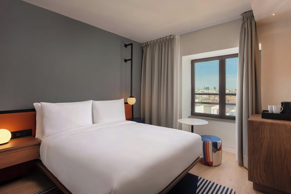 Aloft, Queen Bed, Gran Via View