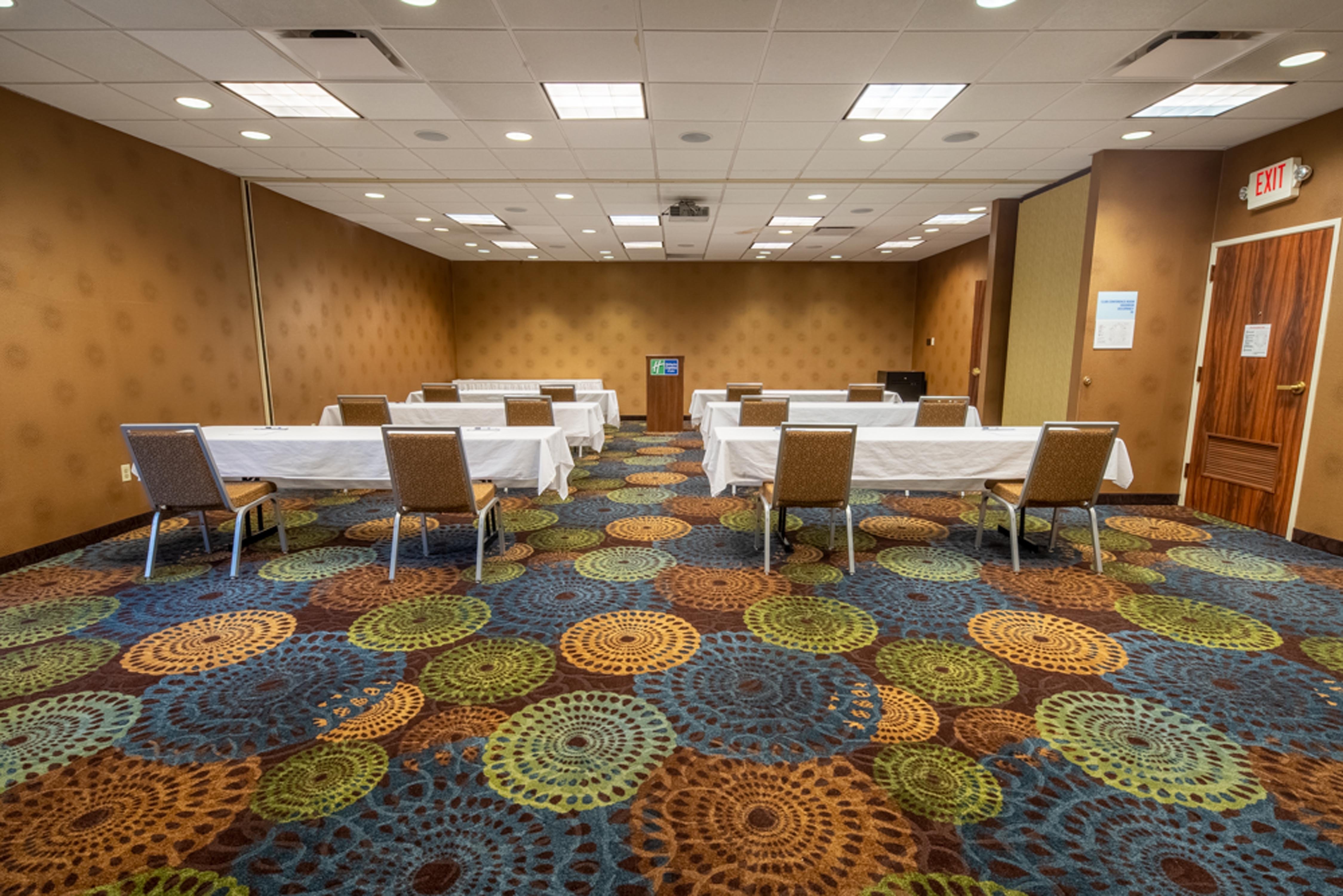 Holiday Inn Express Hotel And Suites Pittsburgh Airport 60/64