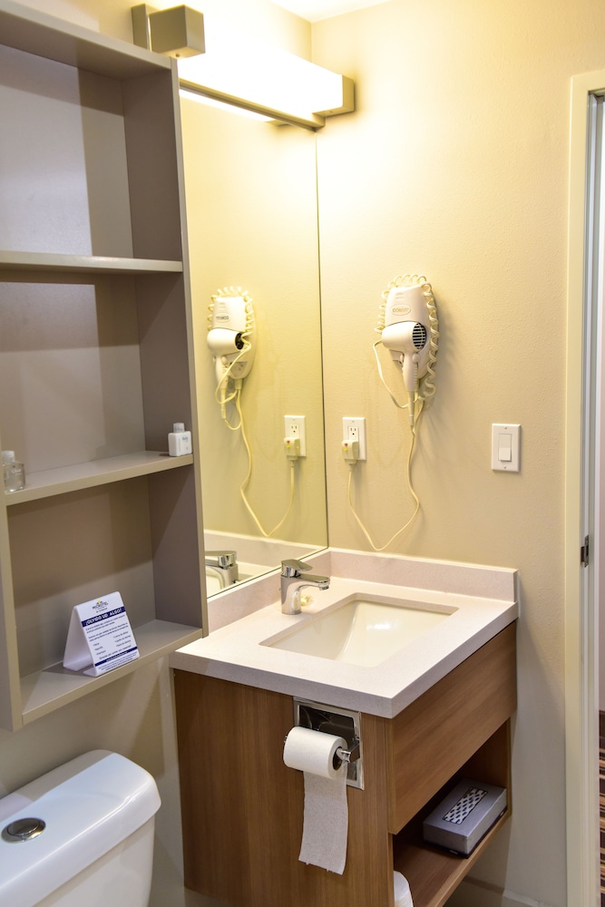 Microtel Inn & Suites By Wyndham Cuauhtemoc 37/40