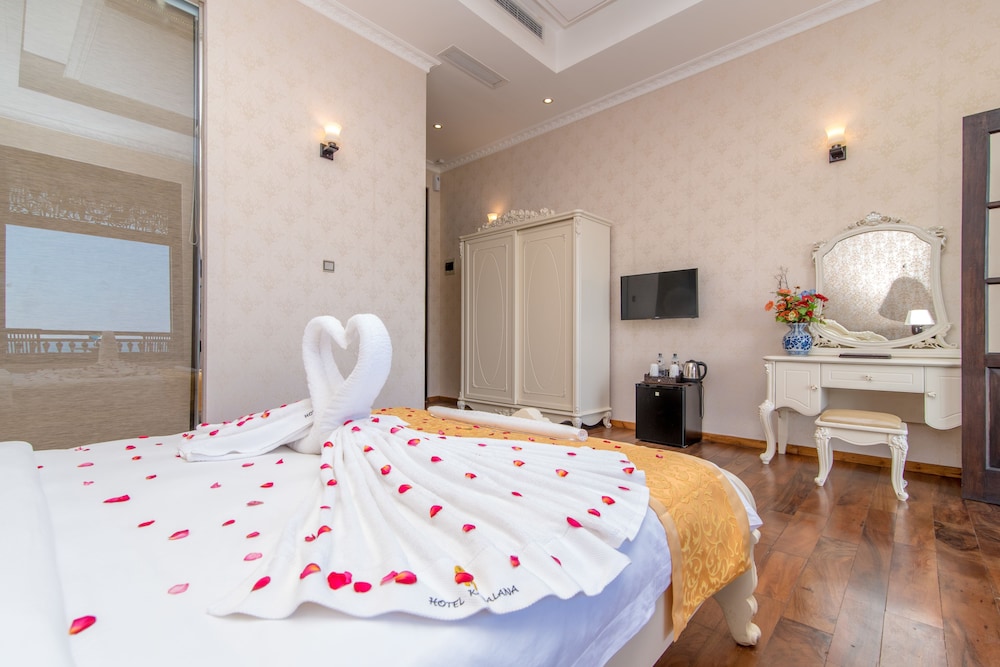 DELUXE, DOUBLE BED, OCEAN FRONT, MOUNTAIN VIEW