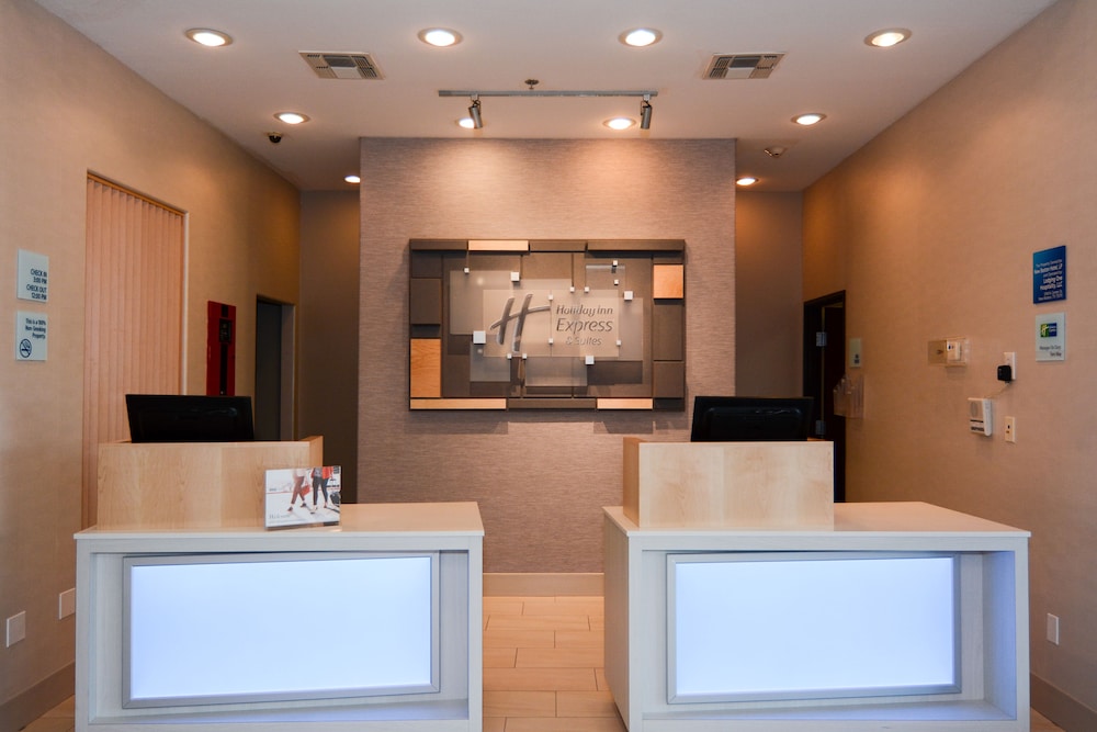 Holiday Inn Express Suites New Boston 11/51