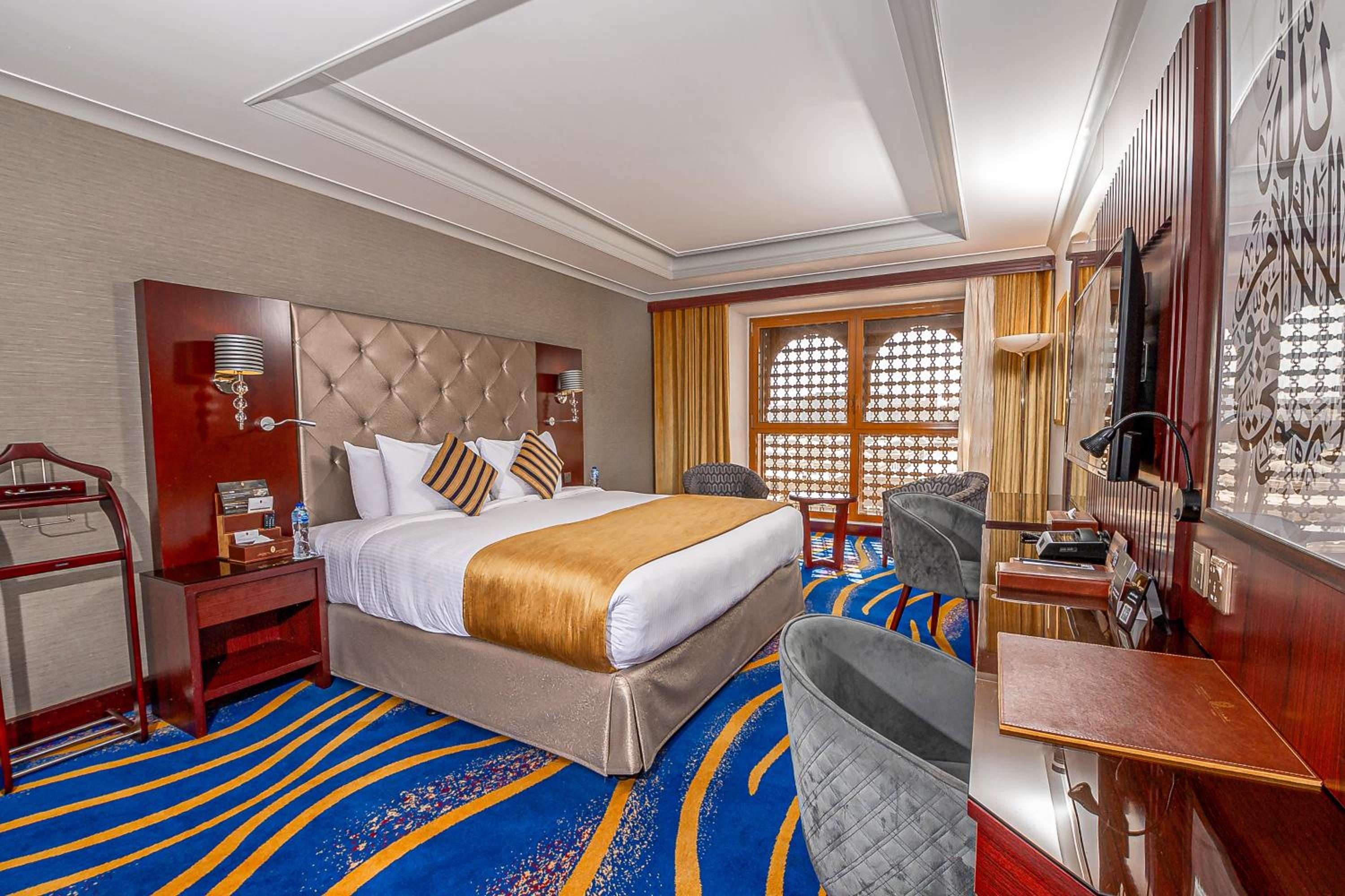 جناح بزنس بسرير كينج بإطلالة على الحرم بغرفة نوم واحدة
