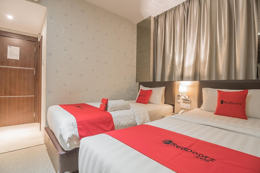 RedDoorz Premium near Grand Batam Mall 16/50