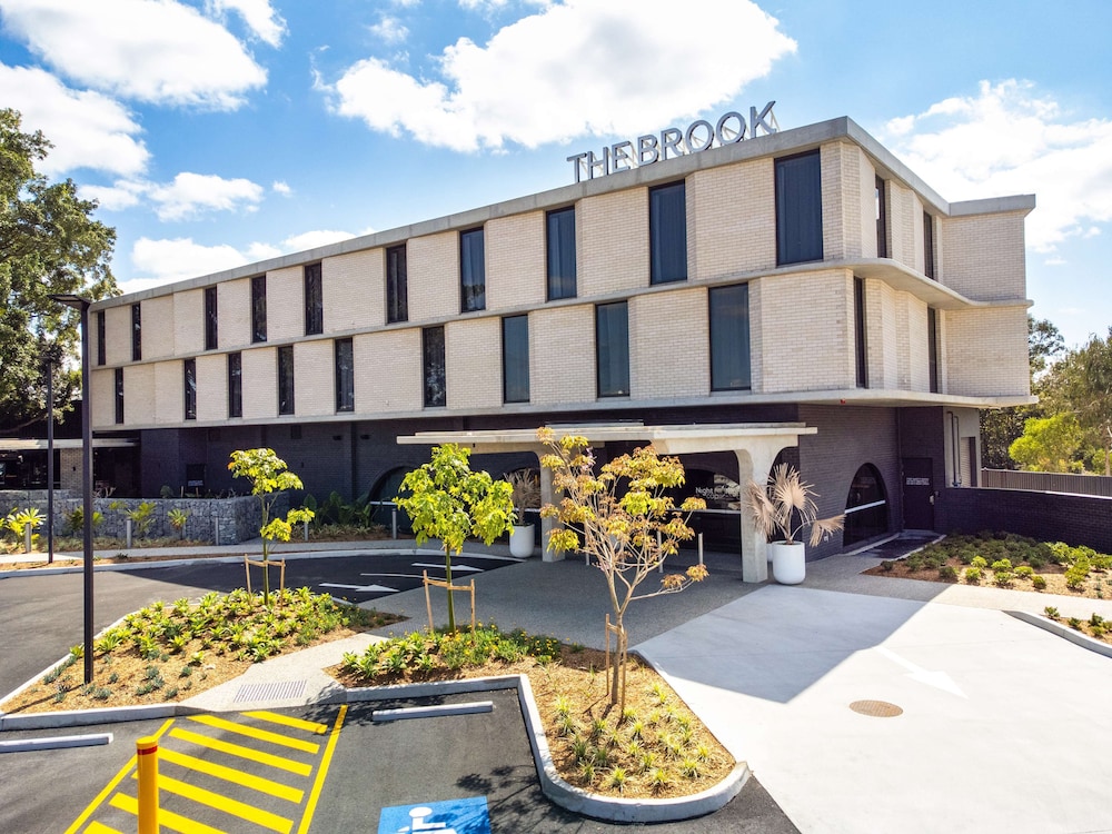 Brook Hotel 4/50