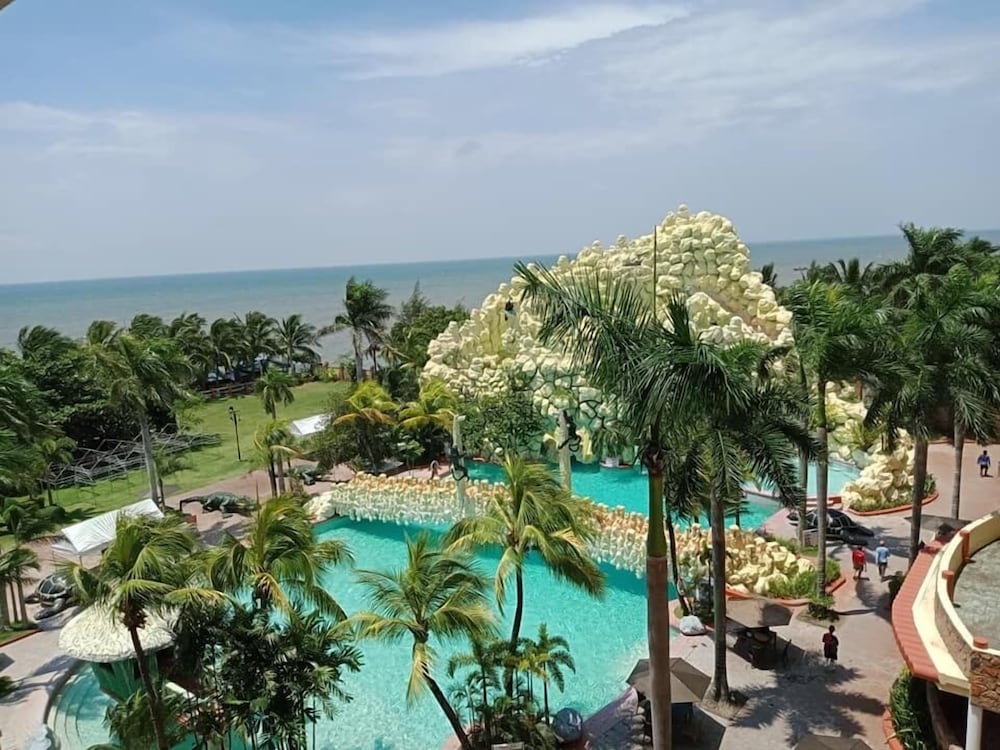 Tanza Oasis Hotel And Resort 46/50