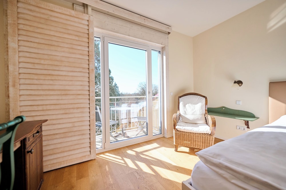 Prestige, King Bed, Hotel Hirschen in Freiburg-Lehen 3/4