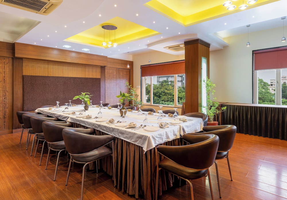 Amantra Comfort Hotel 35/50