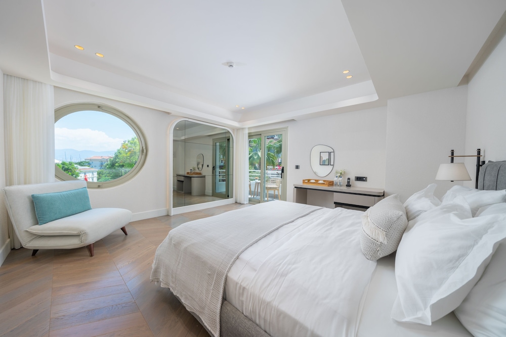 SUPERIOR, PARTIAL SEA VIEW