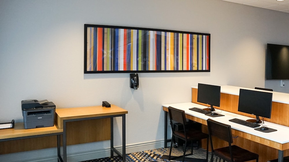 Holiday Inn Express Suites Denver Aurora Medical Campus 56/62