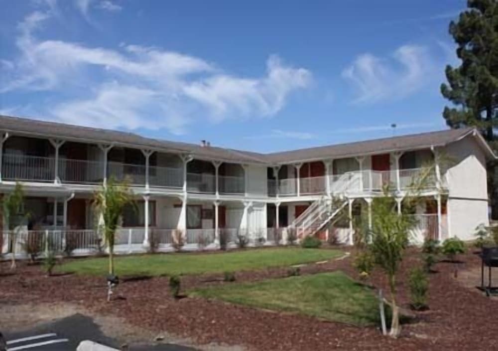 Budget Inn 11/66