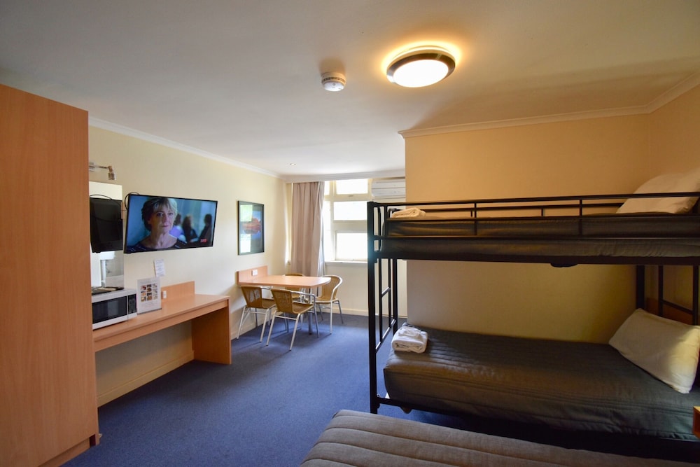 Townhouse Motel Cowra 37/56