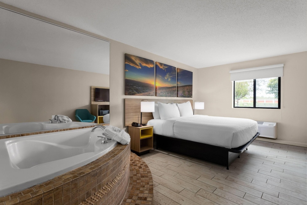 Days Inn and Suites by Wyndham Hammond, IN 18/50