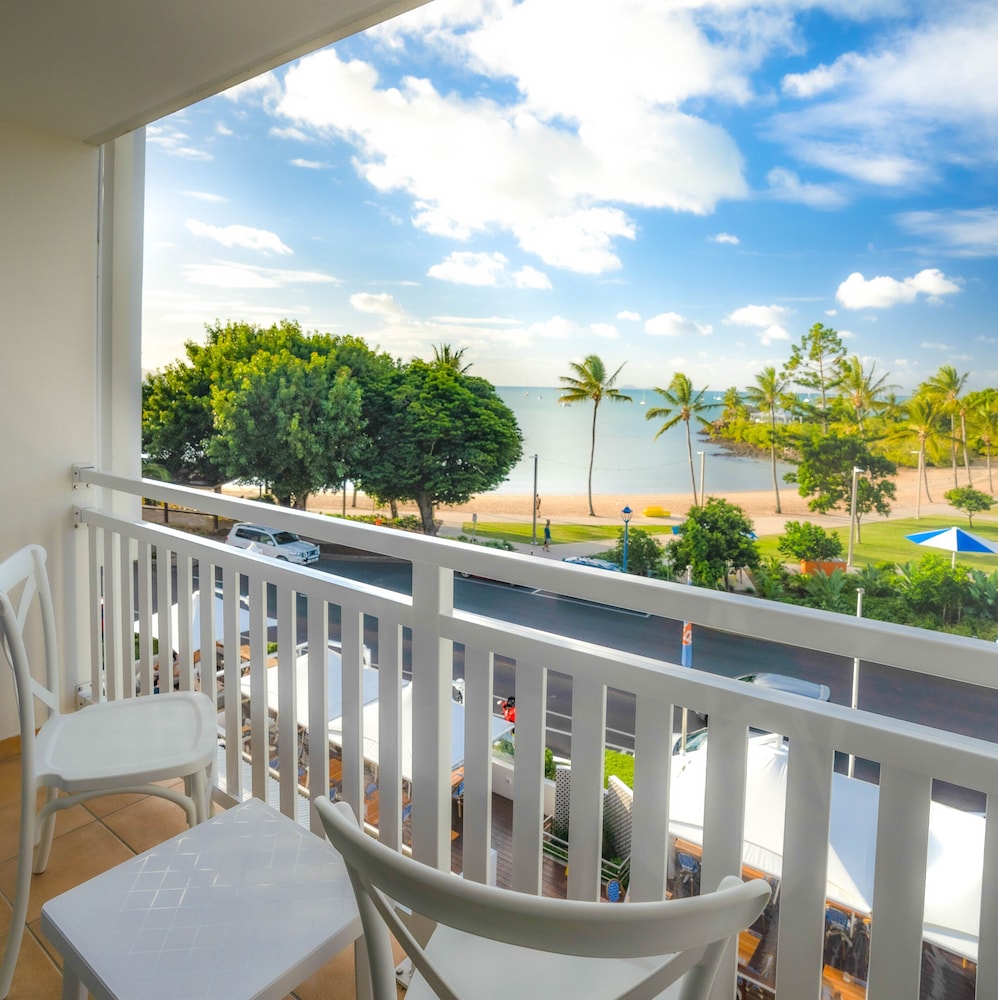 AIRLIE BEACH HOTEL 3/70