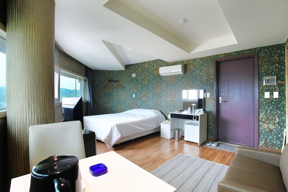 J Hotel 44/45