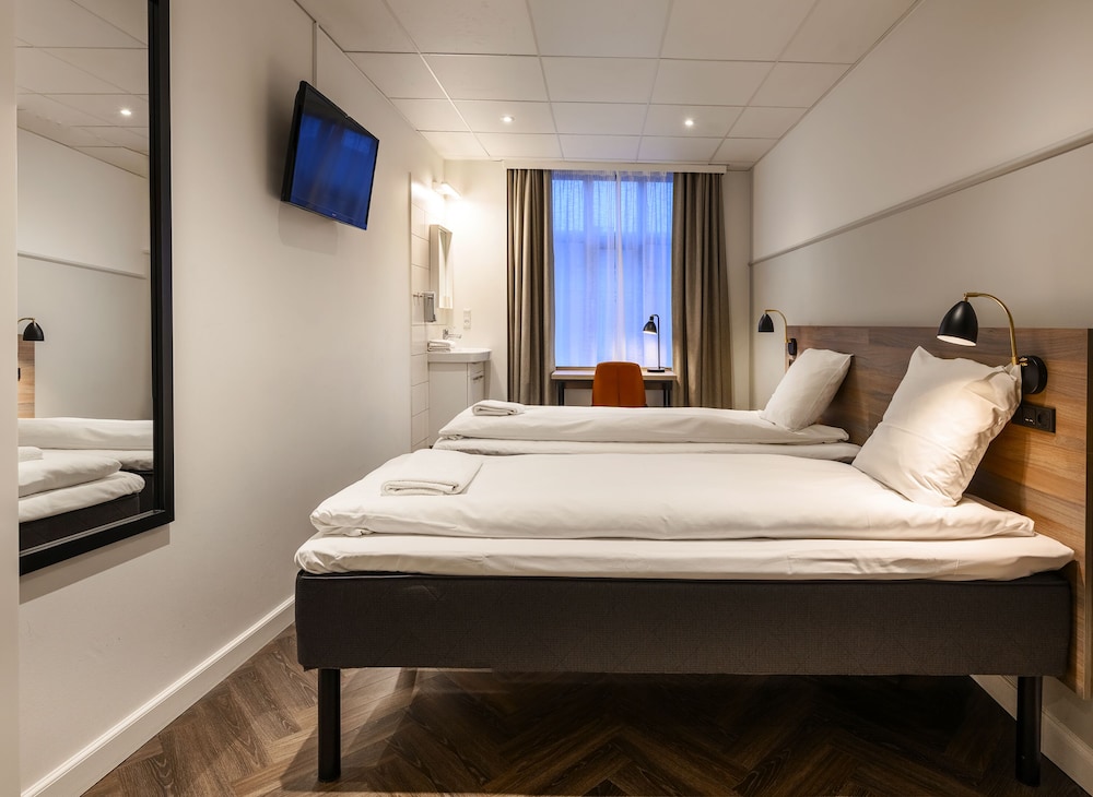 ECONOMY, TWIN BEDS, SHARED BATHROOM