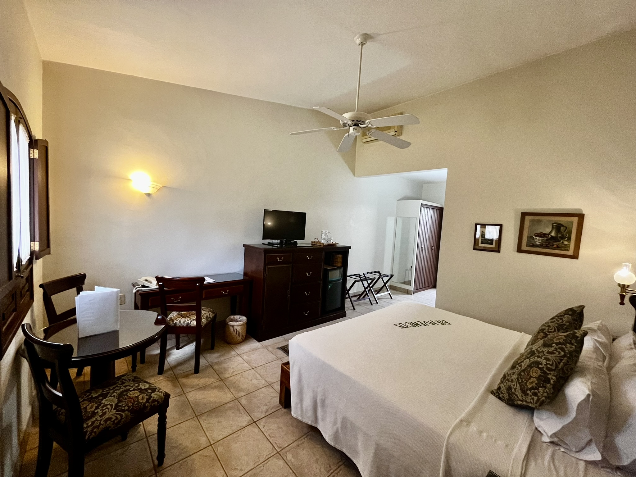 غرفة بسرير كينج بشرفة، Hacienda Los Laureles 2/5